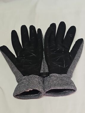 Spyder Gray and Black Knit Winter Gloves